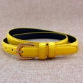 Fine ceinture en cuir verni jaune vif avec une boucle ovale en métal or rose - Jaune