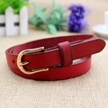 Cintura sottile da donna in pelle rosso scuro Saffiano con fibbia a ferro di cavallo oro - Rosso