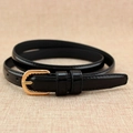 Fine ceinture en cuir verni noir brillant avec boucle ardillon dorée pour femme - Noir