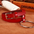 Cintura sottile in pelle rossa lucida con fibbia quadrata d'argento e grande anello di metallo - Rosso