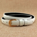 Fine ceinture en cuir verni blanc brillant avec boucle dorée festonnée pour femmes - Blanc