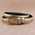 Fine ceinture dorée brillante en similicuir pour femme avec boucle métallique ondulée - Or