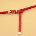 Cinturón trenzado rojo para mujer en cuero sintético con hebilla en U dorada elegante - Rojo