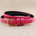 Fine ceinture en cuir verni rose fuchsia pour femme avec boucle dorée festonnée - Rose rouge