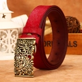 Cintura da donna in pelle rossa goffrata con motivi floreali e fibbia cava in bronzo - Rosso