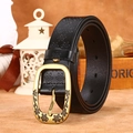 Schwarzer Damen-Ledergürtel mit Blumenprägung und goldener Vintage-Dornschließe - Schwarz