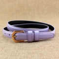 Fine ceinture en similicuir verni lavande avec boucle dorée ondulée pour femmes - Mauve Clair