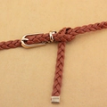Cinturón trenzado fino de cuero PU marrón para mujer con hebilla de metal dorado en U - Camel