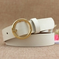 Cintura da donna chic in pelle bianca martellata con fibbia rotonda in metallo dorato - Bianco