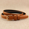 Fine ceinture en cuir verni caramel brillant avec boucle dorée ondulée pour femmes - Chameau