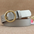 Cintura da donna sottile in ecopelle argento con fibbia tonda dorata e trama litchi - Argento