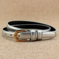 Ceinture fine argentée pour femme en simili cuir avec boucle dorée ondulée et coutures - Argent