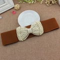 Ampia cintura elastica marrone elegante con grande fiocco di perle bianche per le donne - Cammello
