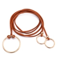 Ceinture fine en cuir marron avec trois anneaux dorés en métal poli et élégant - Chameau