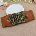 Vintage-Taillengürtel in Braun mit bronzefarbener Blumenschnalle und elastischem Taillenband - Klein / Camel