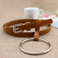 Ceinture fine pour femme en cuir PU marron avec boucle argentée et grand anneau déco - Chameau
