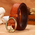 Cinturón de cuero marrón vintage con relieve floral y hebilla de metal bronce - Camel