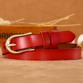 Sottile cintura in vera pelle rossa da donna con fibbia in metallo dorato a ferro di cavallo - Rosso