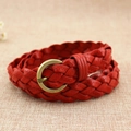 Ceinture tressée en cuir rouge pour femme avec boucle bronze vintage sur lin - Rouge
