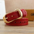 Cintura da donna in pelle rossa con stelle traforate e fibbia in metallo dorato - Rosso