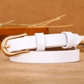 Cintura sottile in pelle bianca da donna con fibbia a U in metallo dorato lucido - Bianco