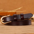 Sottile cintura in pelle marrone scuro da donna con elegante fibbia dorata lucida - caffè