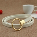 Minimalistische witte kunstleren riem voor dames met een gouden ronde gesp - Wit