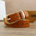 Ceinture fine en cuir marron avec boucle ovale dorée et motifs étoiles évidés - Camel