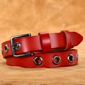 Cintura in pelle rossa con occhielli metallici e fibbia quadrata in metallo scuro - Rosso