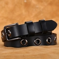 Cintura in pelle nera con fibbia quadrata color canna di fucile e dettagli occhielli - Nero