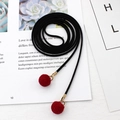 Elegante schwarze Taillenkette mit strukturierten roten Kugelanhängern und Goldakzenten - Roter Kugel-Stil