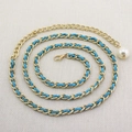 Elegante cintura a catena dorata intrecciata con pelle azzurro cielo e una grande perla bianca - Celeste
