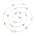 Elegante cadena fina de metal plateado con perlas blancas y cuentas pulidas - Blanco