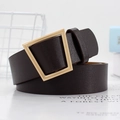 Dunkelbrauner Ledergürtel mit einer polierten goldfarbenen Trapezschnalle im Minimal-Stil - Dunkelkaffee