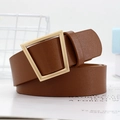 Klassischer karamellbrauner Ledergürtel mit minimalistischer goldener geometrischer Schnalle - Camel