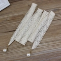 Elegante catena in vita in pizzo beige con grandi ciondoli di perle e strass - Beige