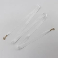 Elegante cintura in raso bianco con ciondoli floreali dorati e dettagli in cristallo - Bianco