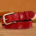 Cintura in pelle rossa con trama intrecciata, fibbia dorata e cuciture a contrasto - Fibbia Dorata Rosso