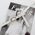 Cintura sottile in finta pelle bianca con fibbia dorata ovale su rivista di moda - Bianco