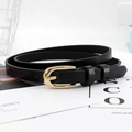 Sottile cintura nera da donna in ecopelle con fibbia a ferro di cavallo dorata e chic - Nero