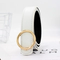 Cintura da donna in pelle bianca con trama litchi e fibbia rotonda in metallo dorato - Bianco