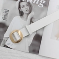 Ceinture minimaliste en similicuir blanc avec une boucle rectangulaire dorée polie - Blanc