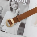 Cintura larga da donna marrone caramello con fibbia ovale in metallo dorato lucido - Cammello