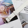 Ceinture minimaliste en cuir blanc pour femme avec boucle carrée en métal argenté mat - Blanc