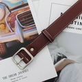 Ceinture en cuir marron foncé avec coutures blanches et boucle carrée argentée - Brun Rougeâtre