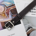 Ceinture en cuir marron foncé avec coutures blanches et boucle carrée argentée - Café Foncé