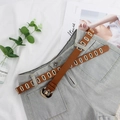 Brauner Ledergürtel mit goldenen Ösen kombiniert mit hellblauen Jeans-Shorts - Camel