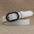 Cintura sottile da donna in pelle bianca sintetica con fibbia ovale in metallo scuro lucido - Bianco