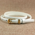 Elegante witte smalle leren damesriem met vintage gegraveerde gouden gesp - Wit