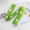 Grüner Canvas-Gürtel mit Gänseblümchen-Stickerei und silberner Doppel-D-Ring Schnalle - Grün